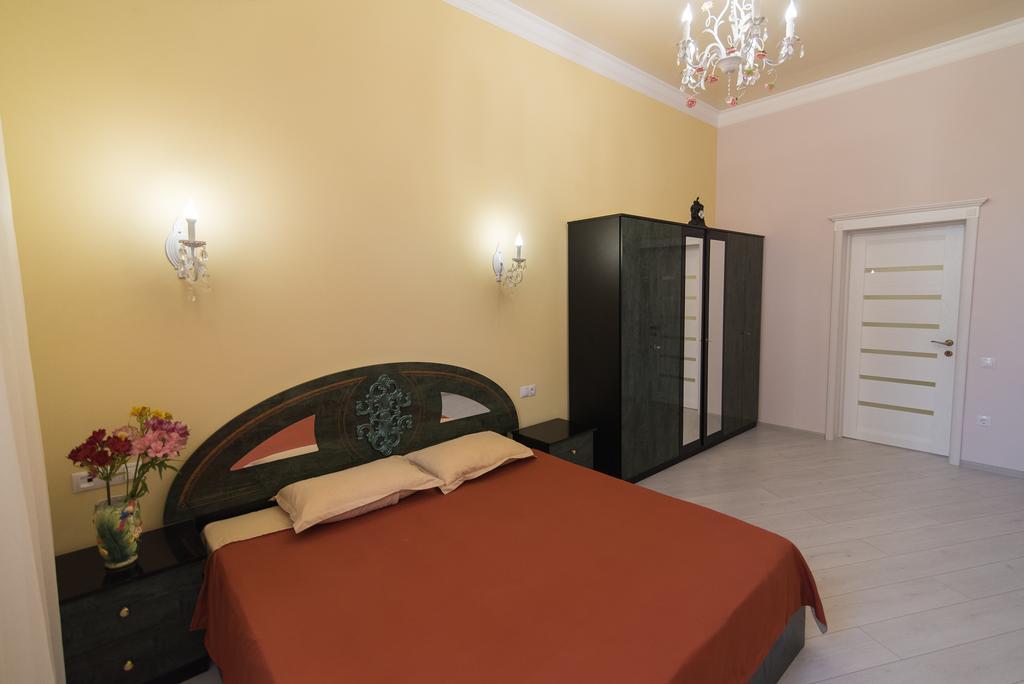 Vip Apartment Na Derebasovskoi Odesa Exterior foto